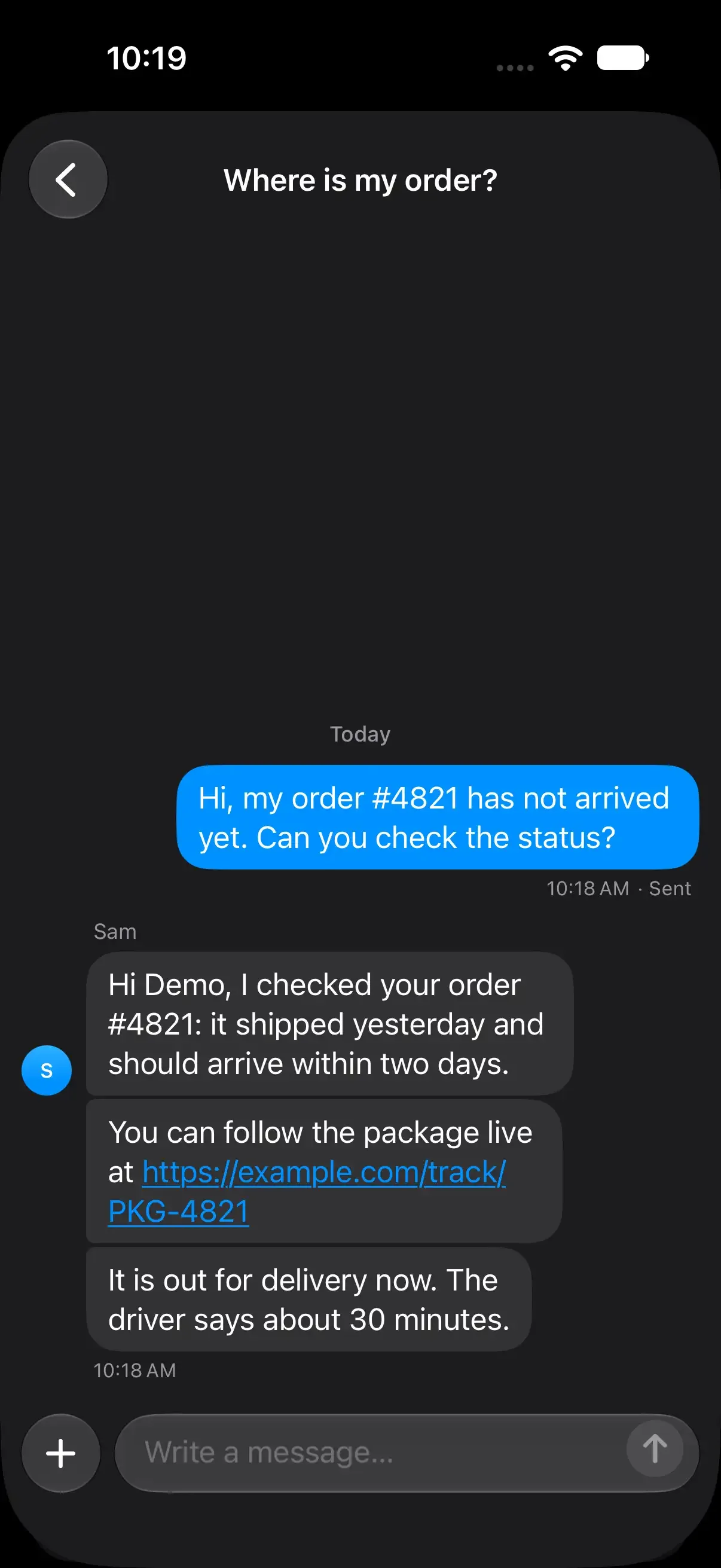 محادثة في حزمة iOS SDK: سؤال عن طلب وردود الفريق مع رابط للتتبع، ومربع للرد.