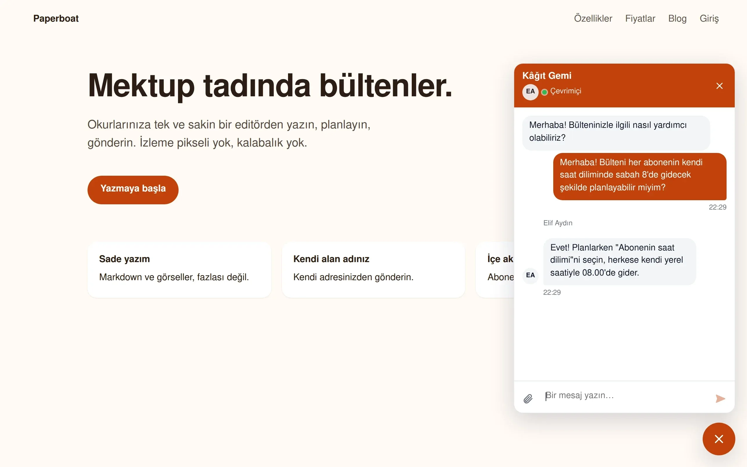 Bir bülten aracının sitesinde açık Yuva sohbet bileşeni: ziyaretçinin sorusu ve çevrimiçi görünen ekip üyesinin yanıtı.
